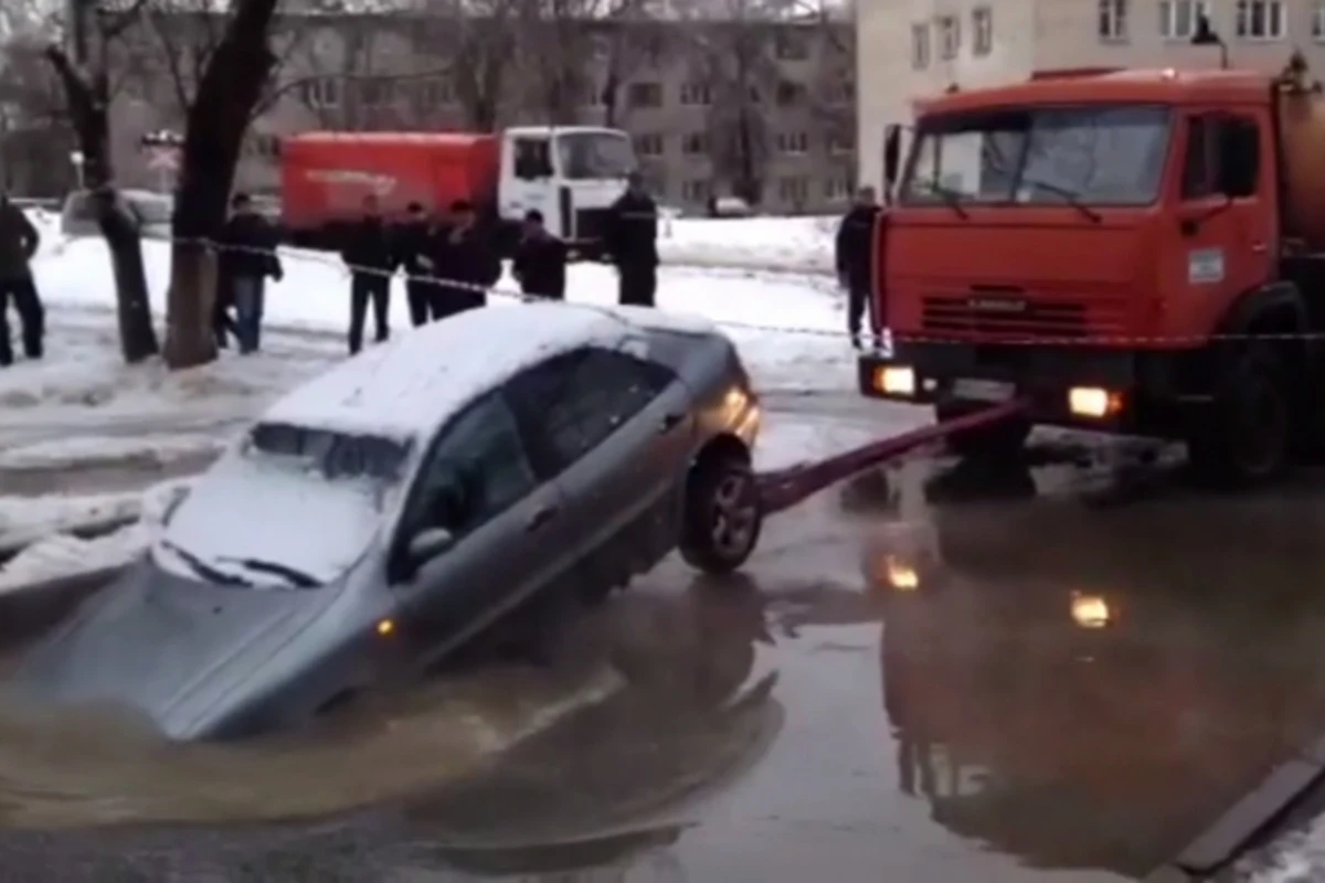 Коммунальщики разорвали машину, вытаскивая её из ямы (видео) Коммунальщики разорвали машину, вытаскивая её из ямы (видео)