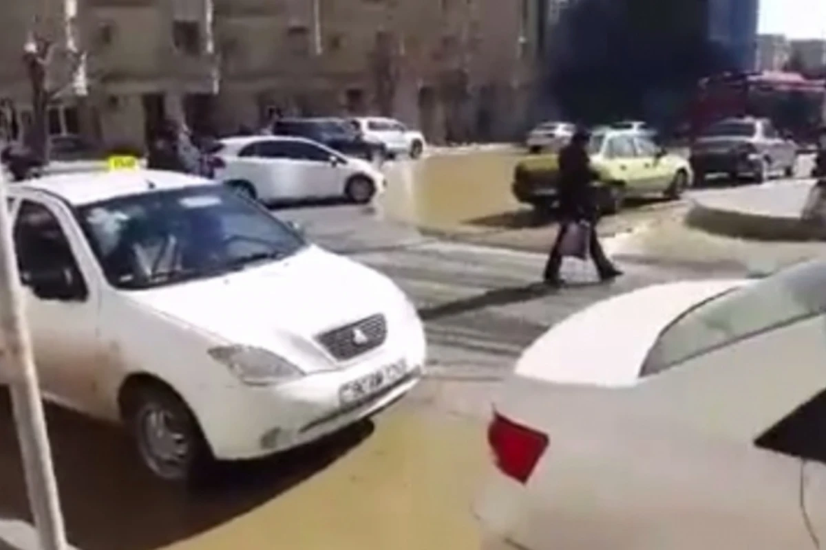 В центре Баку граждане вынуждены, задыхаясь, проходить через канализационные воды (видео)