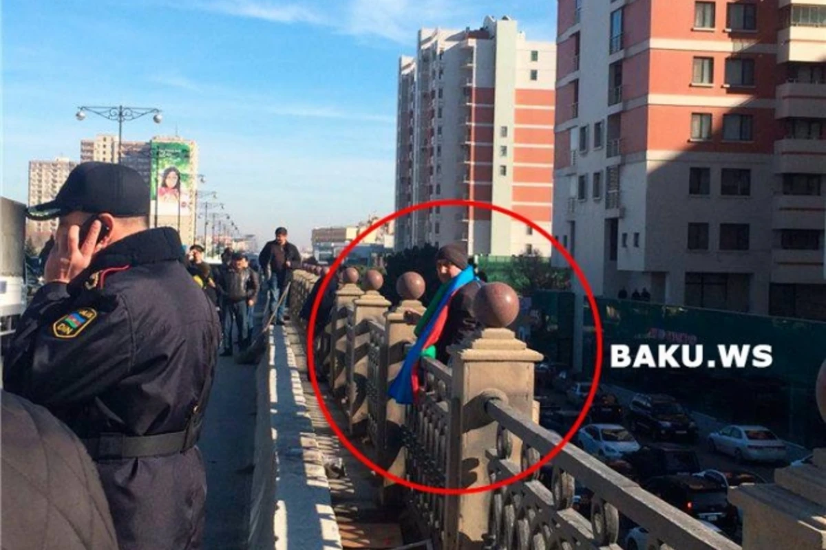 Bakıda sahibkar bayrağa bürünərək özünü öldürmək istəyir (VİDEO)