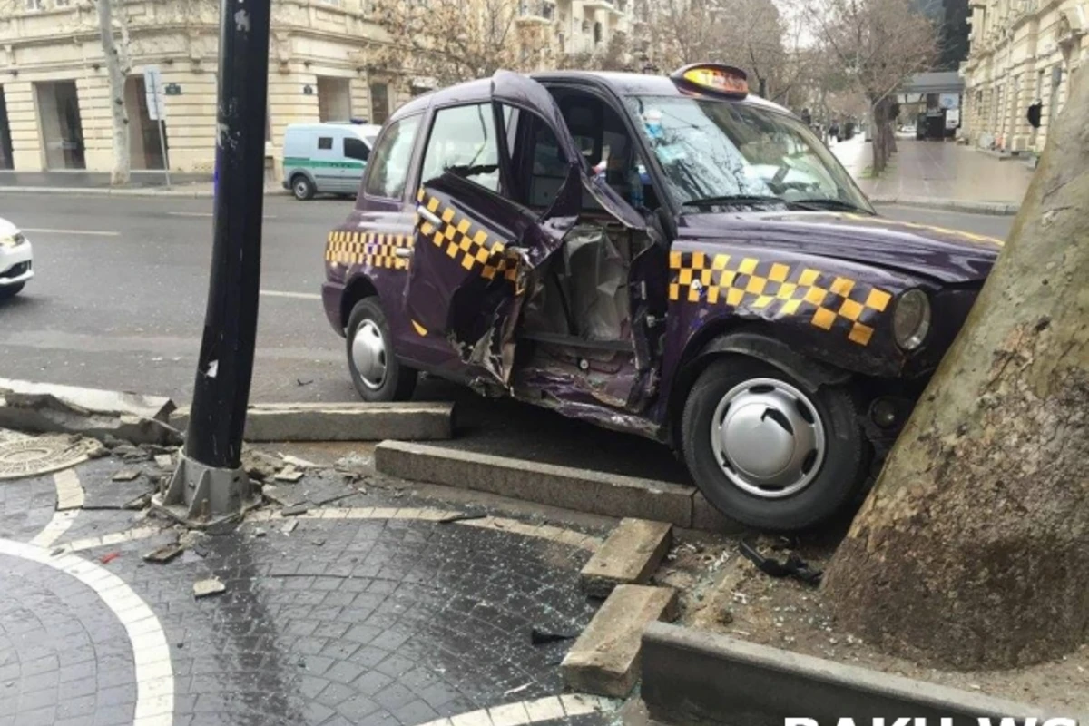 В Баку лондонское такси совершило тяжелое ДТП