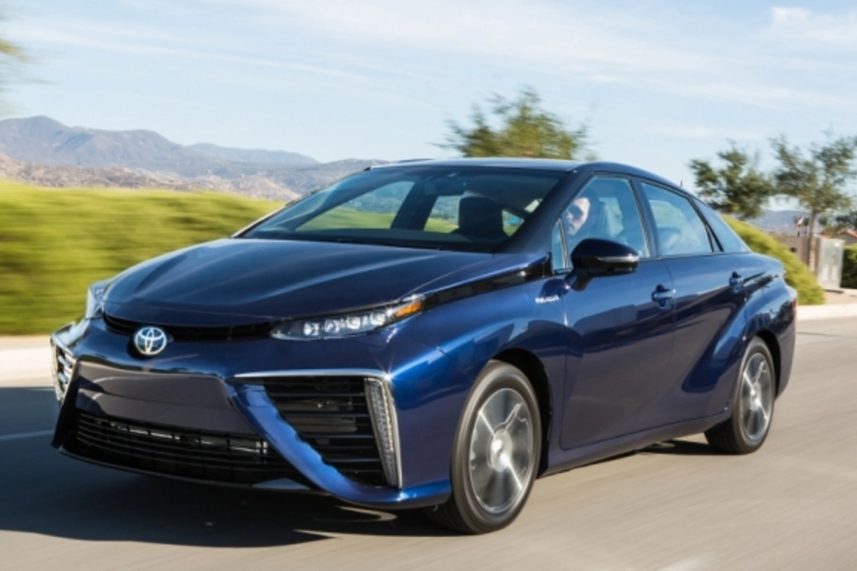 Toyota начала серийное производство автомобилей на водородном двигателе (видео)