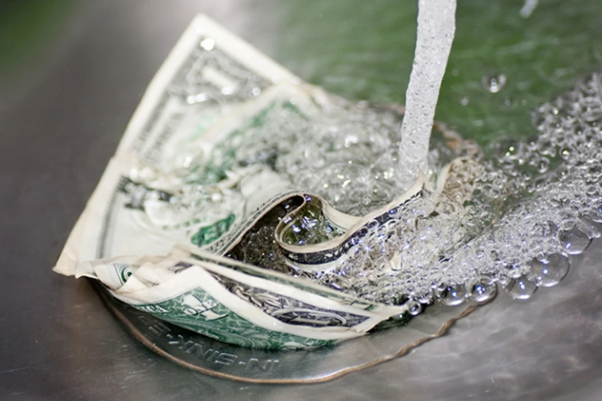 Dollar bir az da ucuzlaşdı (RƏSMİ)
