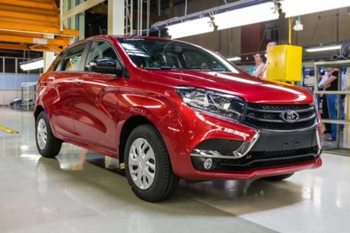 Первые LADA XRAY доставлены в дилерский центр (видео)