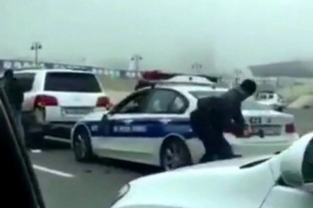 В Баку пьяный водитель набросился с молотком на полицейскую машину (видео)