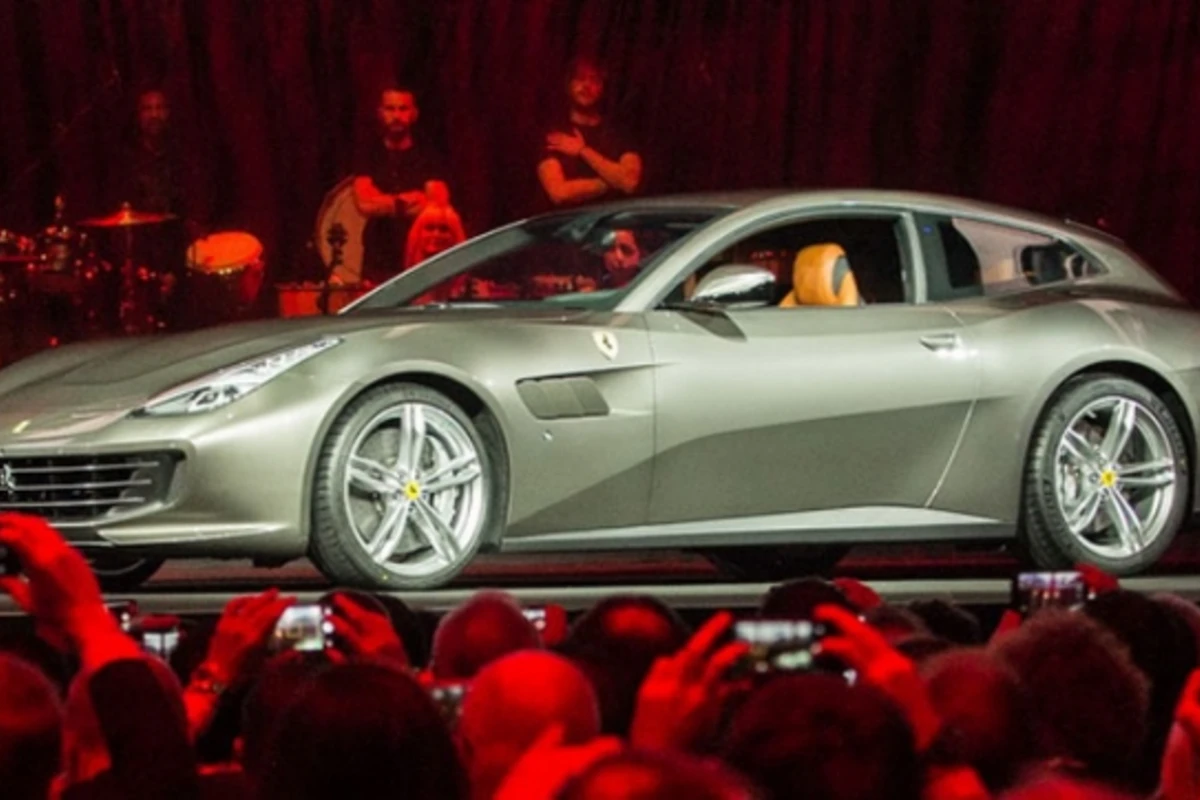 Состоялся закрытый показ нового Ferrari на берегу итальянского озера Комо (видео)