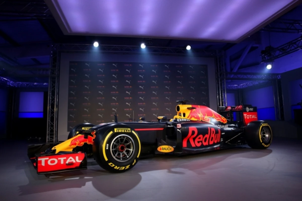 Команда Red Bull Формула-1 показала, на чем собирается ездить по бакинским дорогам (фотогалерея)