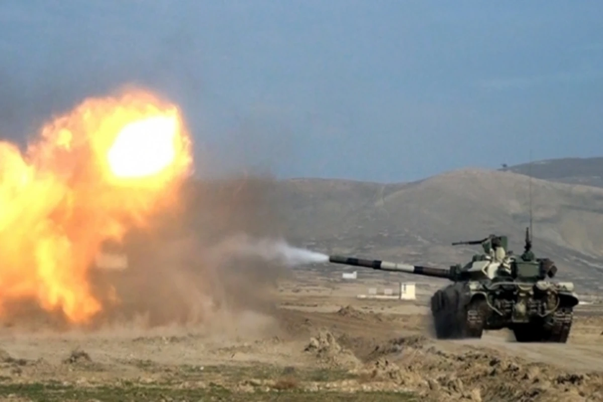 Азербайджанские танки приведены в боевую готовность (фото)