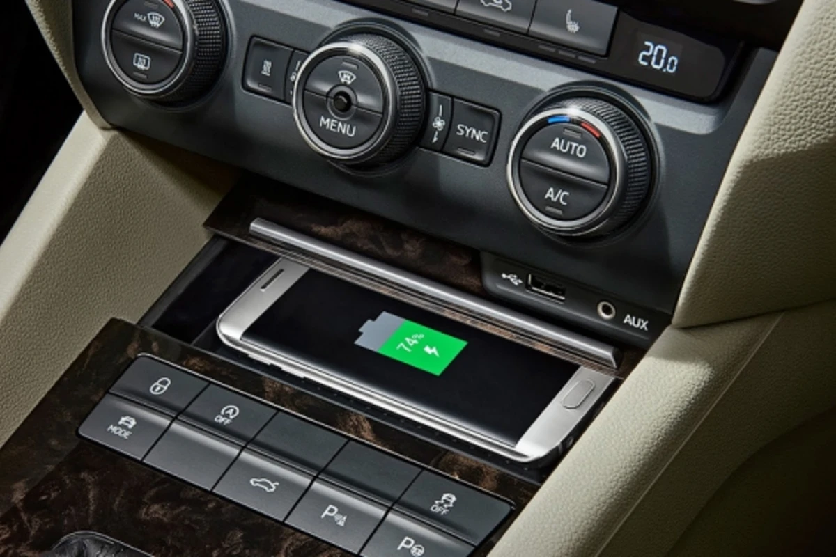 Skoda Superb и Octavia получат беспроводную зарядку для iPhone