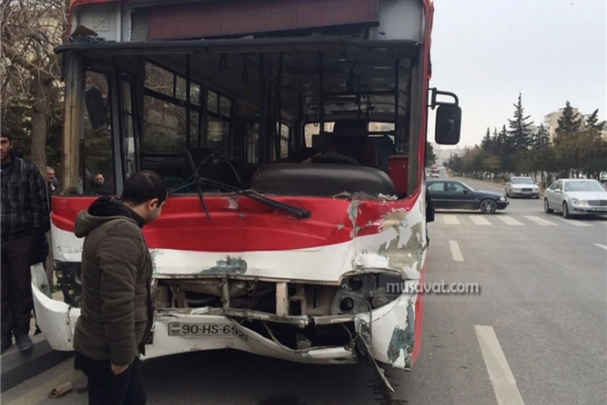 Кадры с места и новые подробности тяжелого ДТП в Баку с участием двух автобусов (видео)