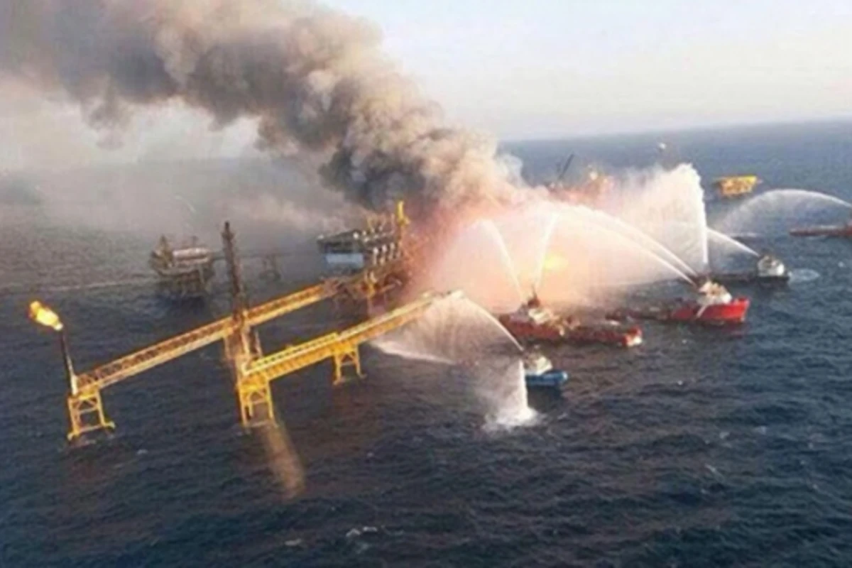 Азербайджан прекратил широкомасштабные поиски пропавших на Каспии нефтяников