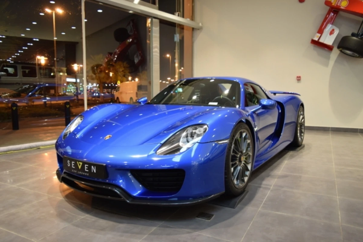Арабский вкус - Гламурный синий Porsche 918 (фото)