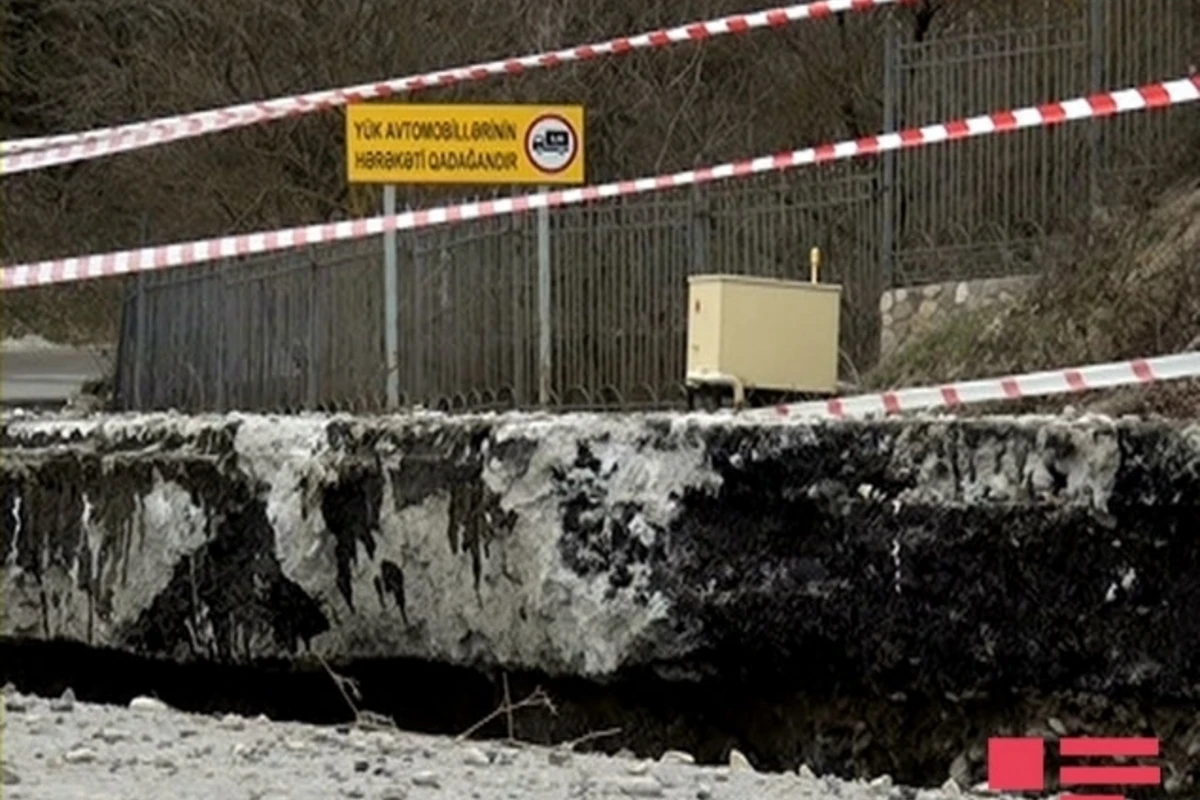 В Азербайджане осела часть магистральной дороги (видео) В Азербайджане осела часть магистральной дороги (видео)