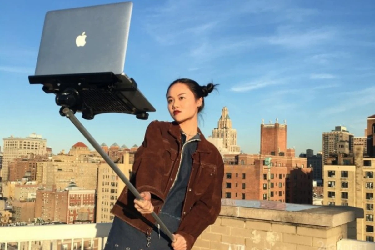 Новый тренд — селфи-палка для MacBook