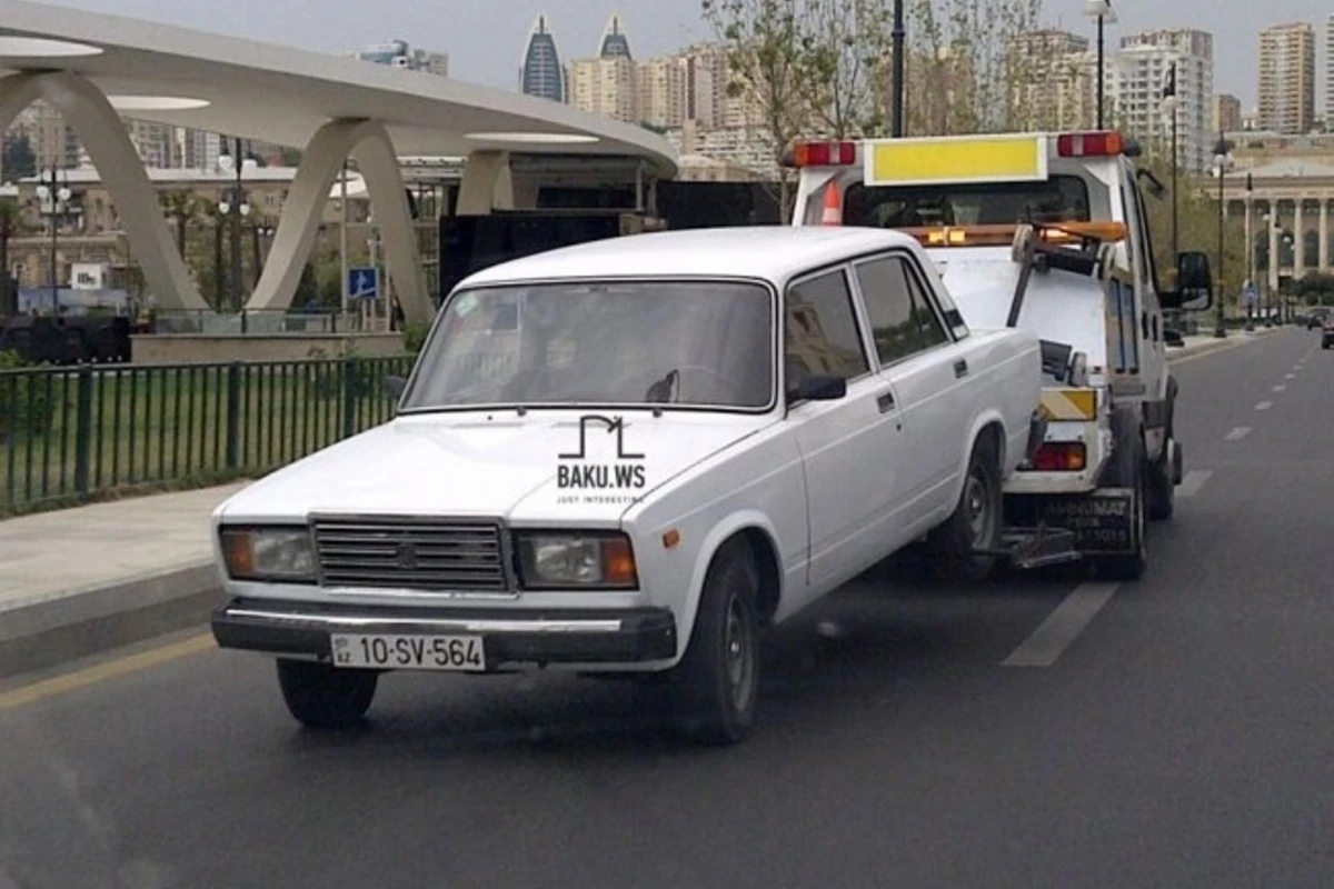В Баку эвакуаторщиков автомобилей начали штрафовать на 300 манатов
