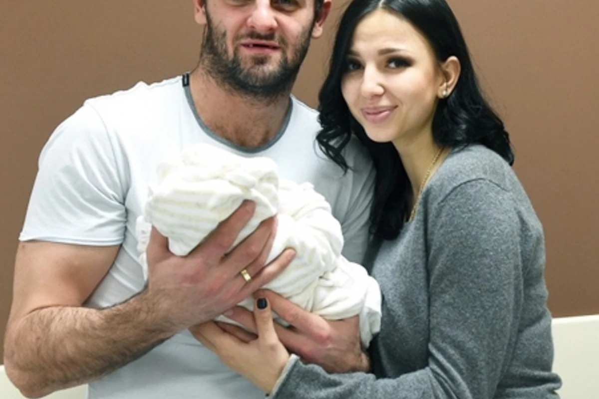 Нападающий ЦСКА Александр Радулов впервые показал сына (фото)