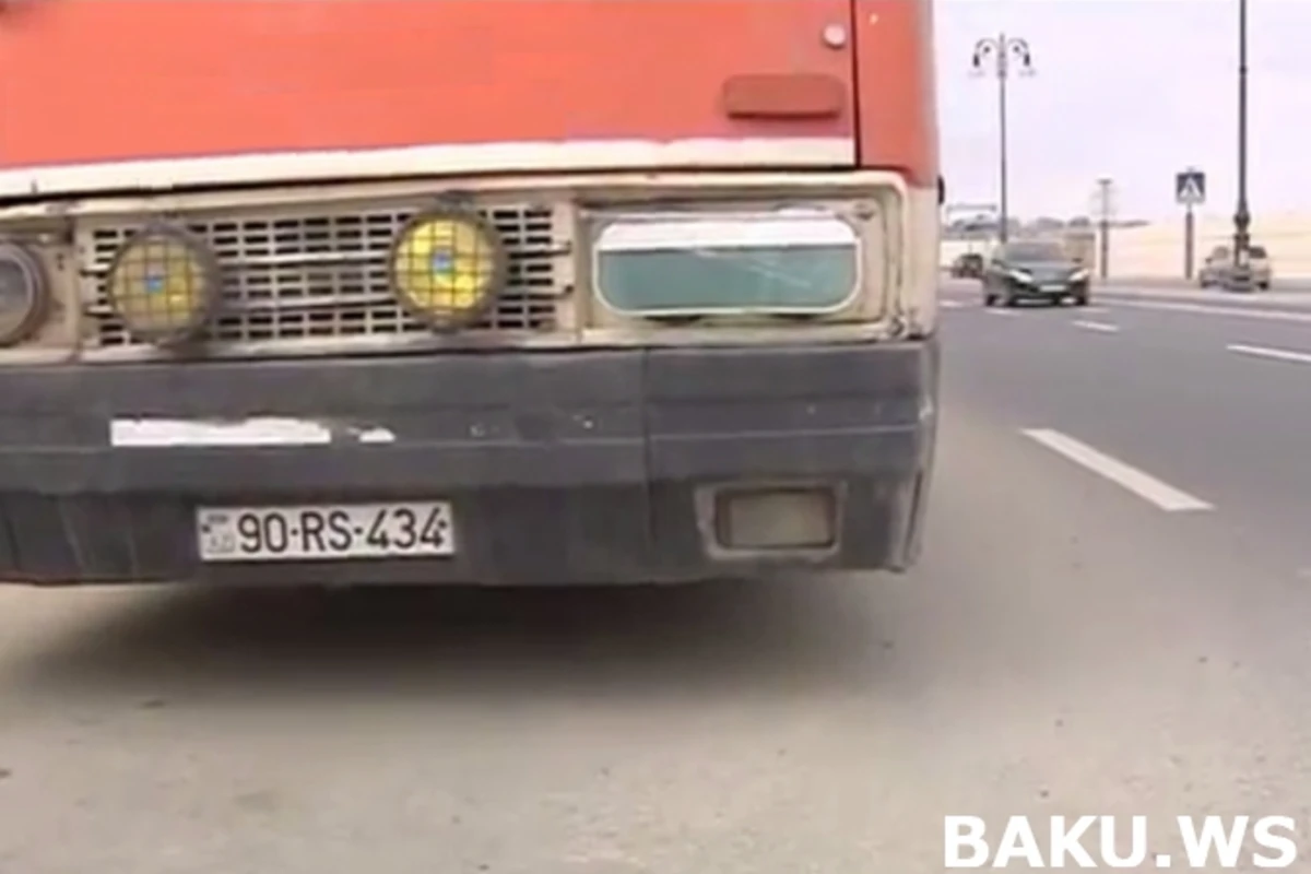 В Баку дорожная полиция создает аварийную ситуацию с помощью автобуса (видео)