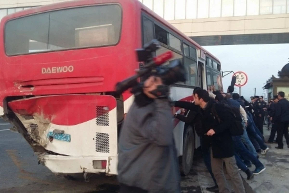 Водитель автобуса оказался героем ДТП на аэропортовском шоссе в Баку (видео)