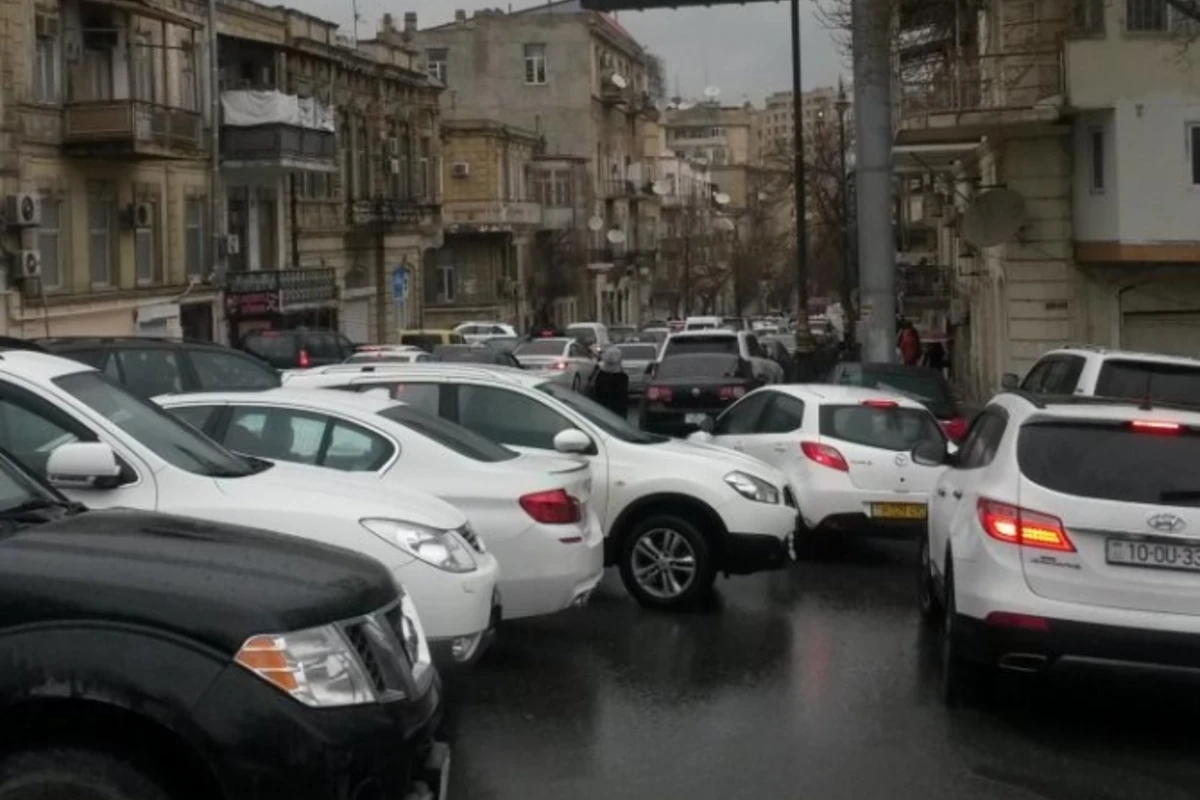 В Баку дождь парализовал движение в центре
