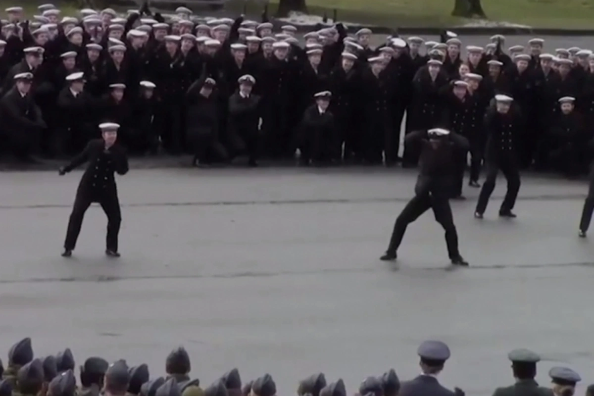 Странные танцы норвежских военных (видео)
