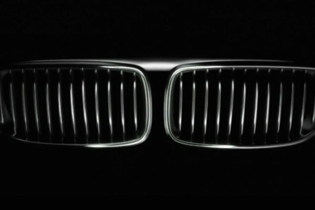 Mercedes-Benz оригинально поздравил BMW со столетием (видео)