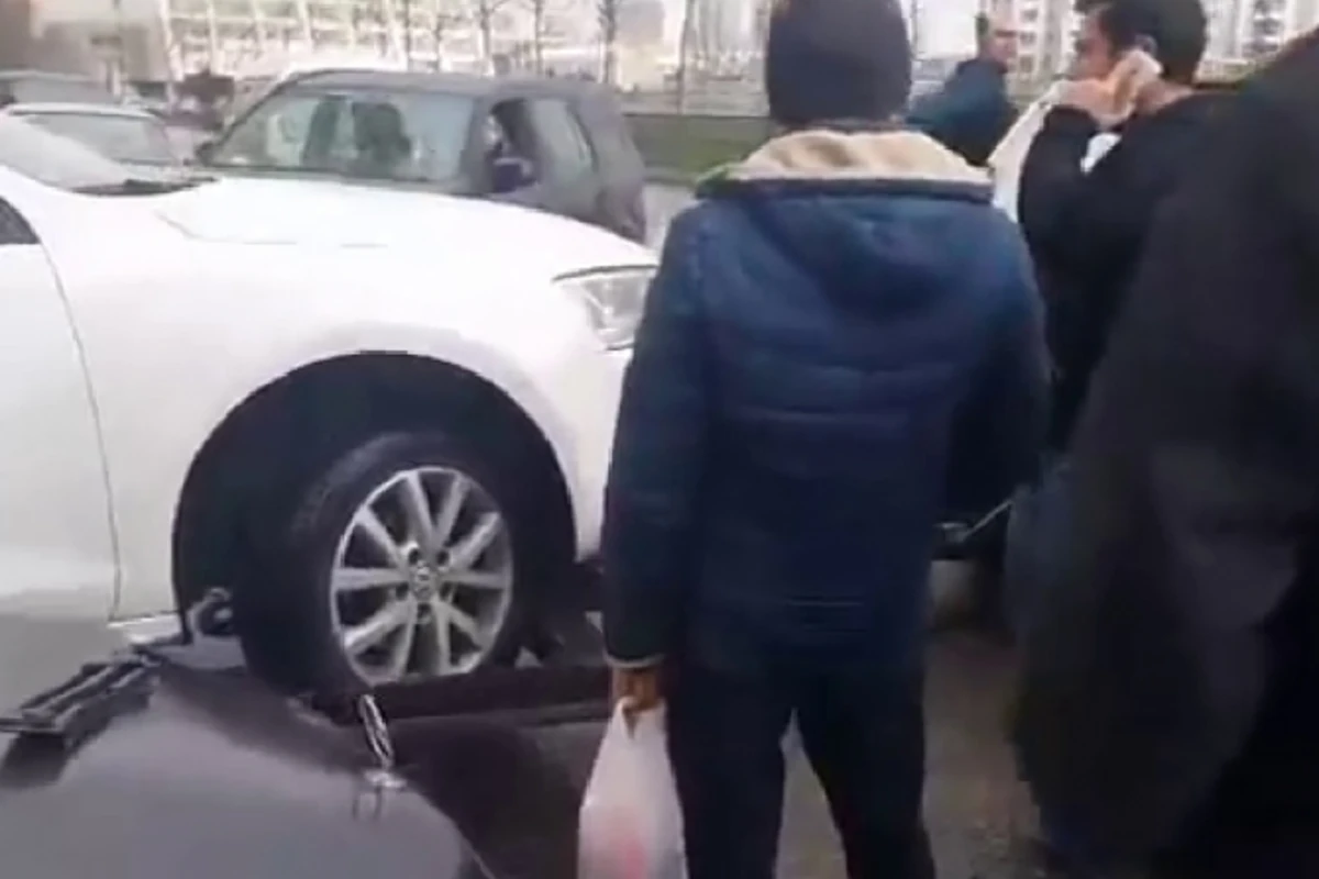 В Баку эвакуатор дорожной полиции врезался в автомобиль и умчался прочь (видео)