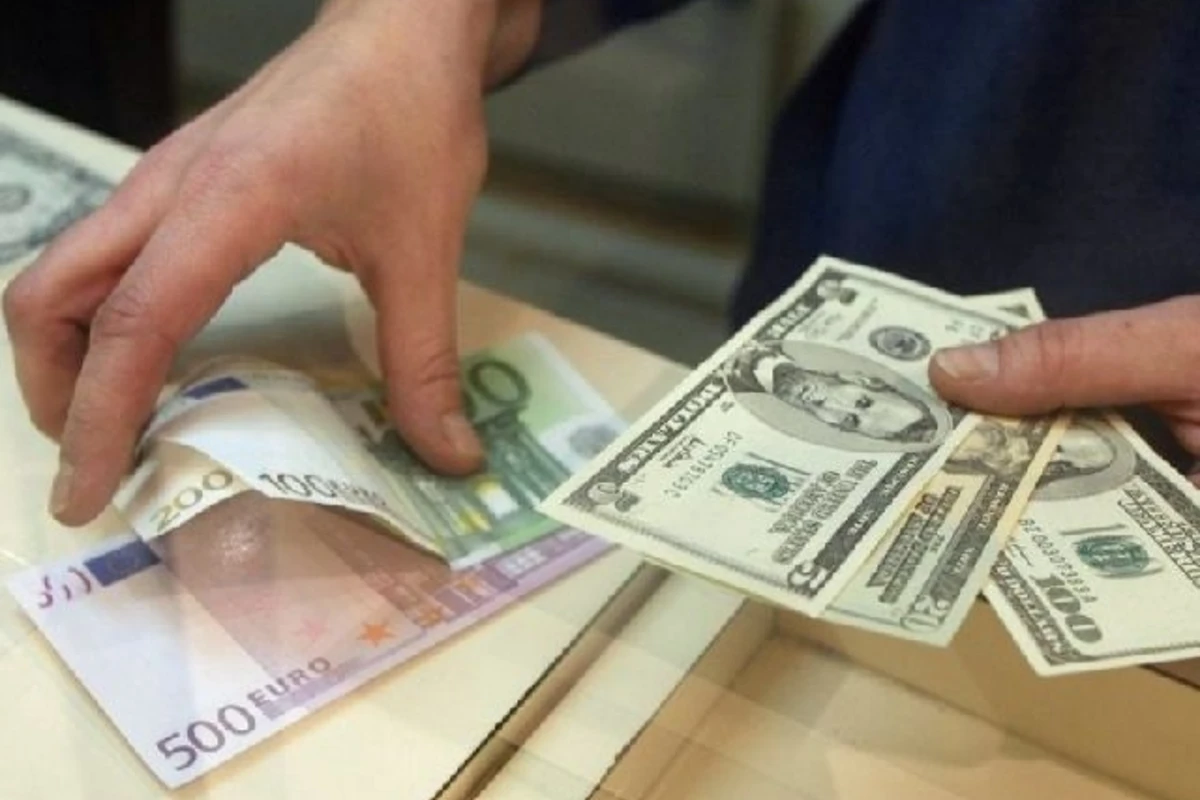 Сегодня доллар в Азербайджане будет продаваться по 1.70 AZN