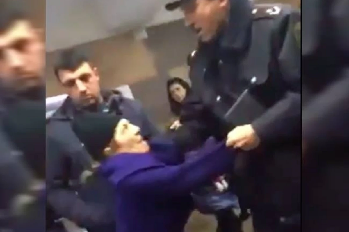Грубое обращение полицейского с женщиной в бакинском метро (видео)