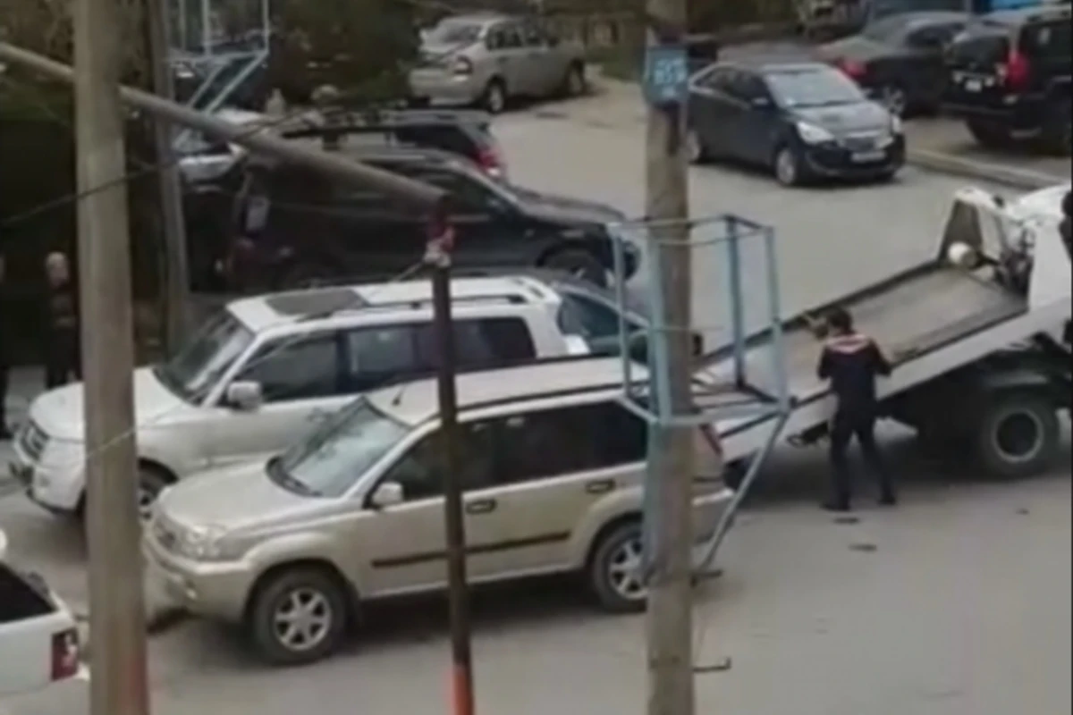 В Баку эвакуаторы продолжают воровать автомобили (видео)