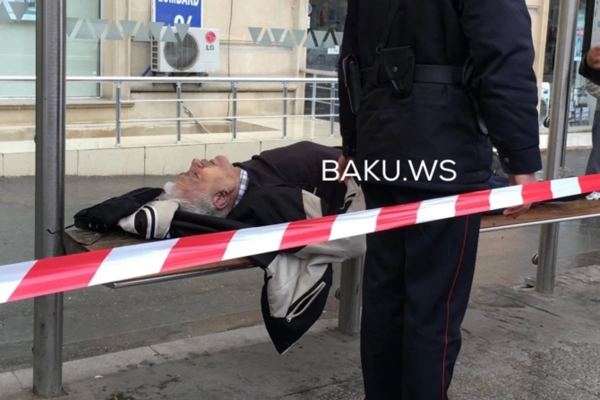 Смертельный случай на автобусной остановке в Баку (фото)