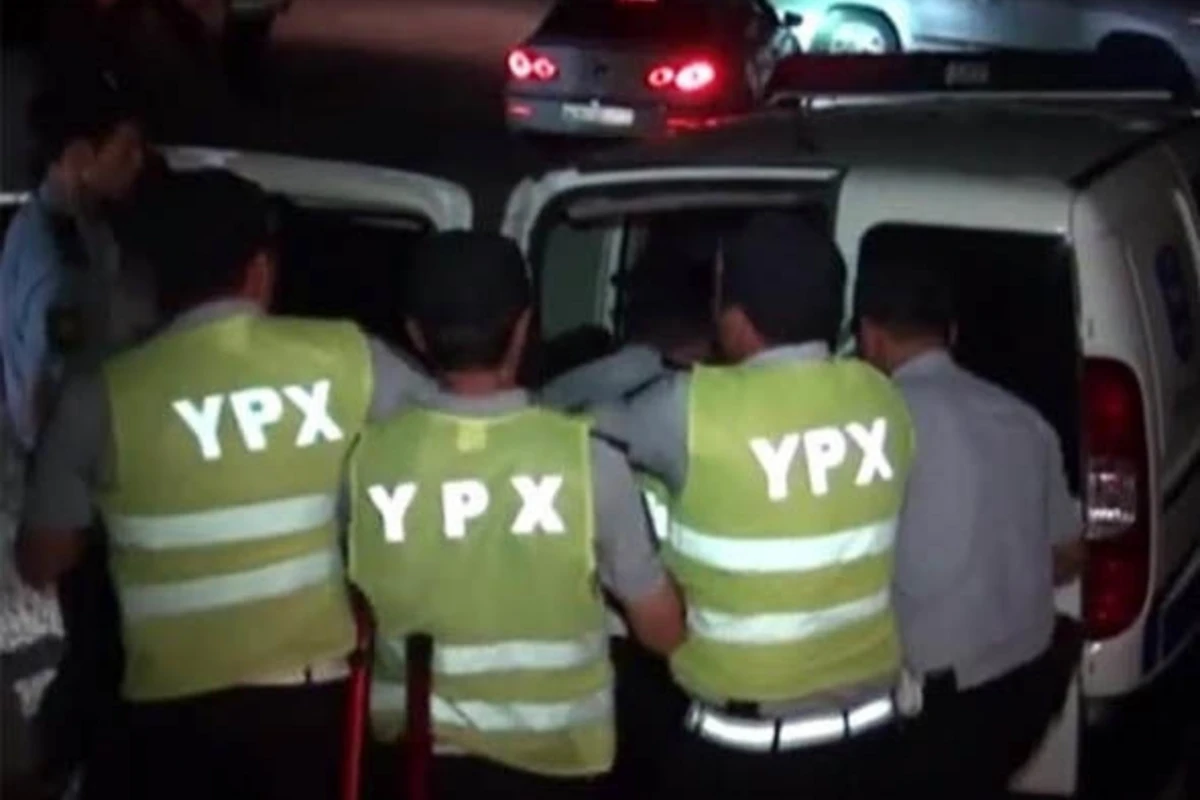 Yol polisləri bölmədə dava saldı, həmkarlarını söydü Yol polisləri bölmədə dava saldı, həmkarlarını söydü