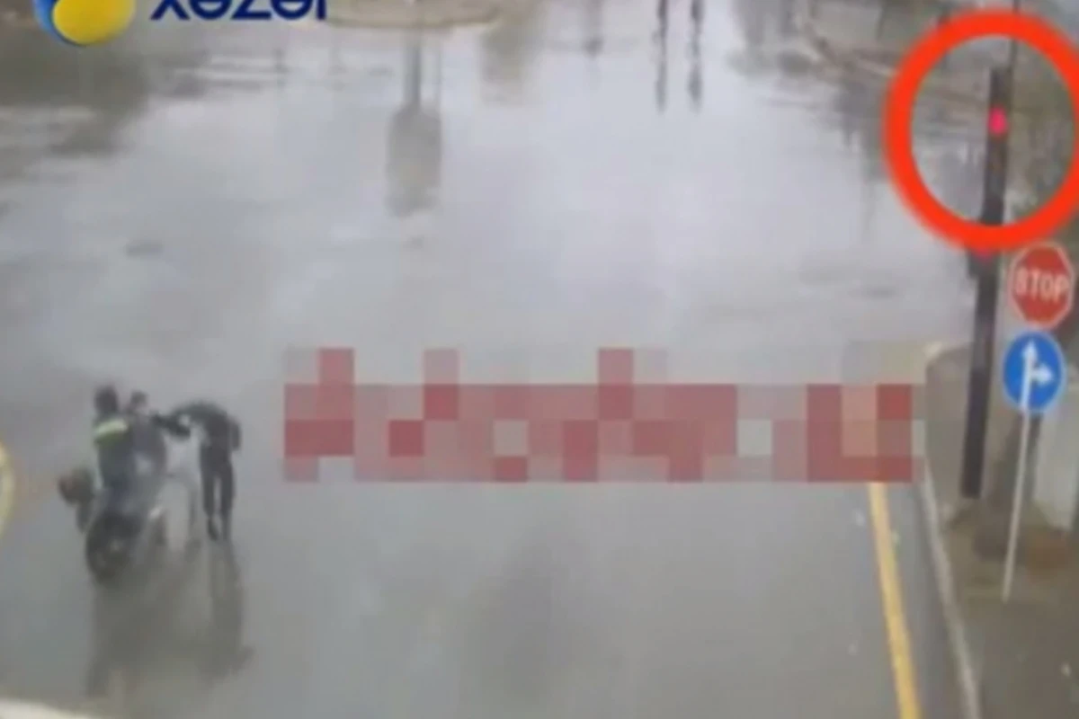 В Баку сбитые пешеходы набросились с кулаками на мотоциклиста (видео)