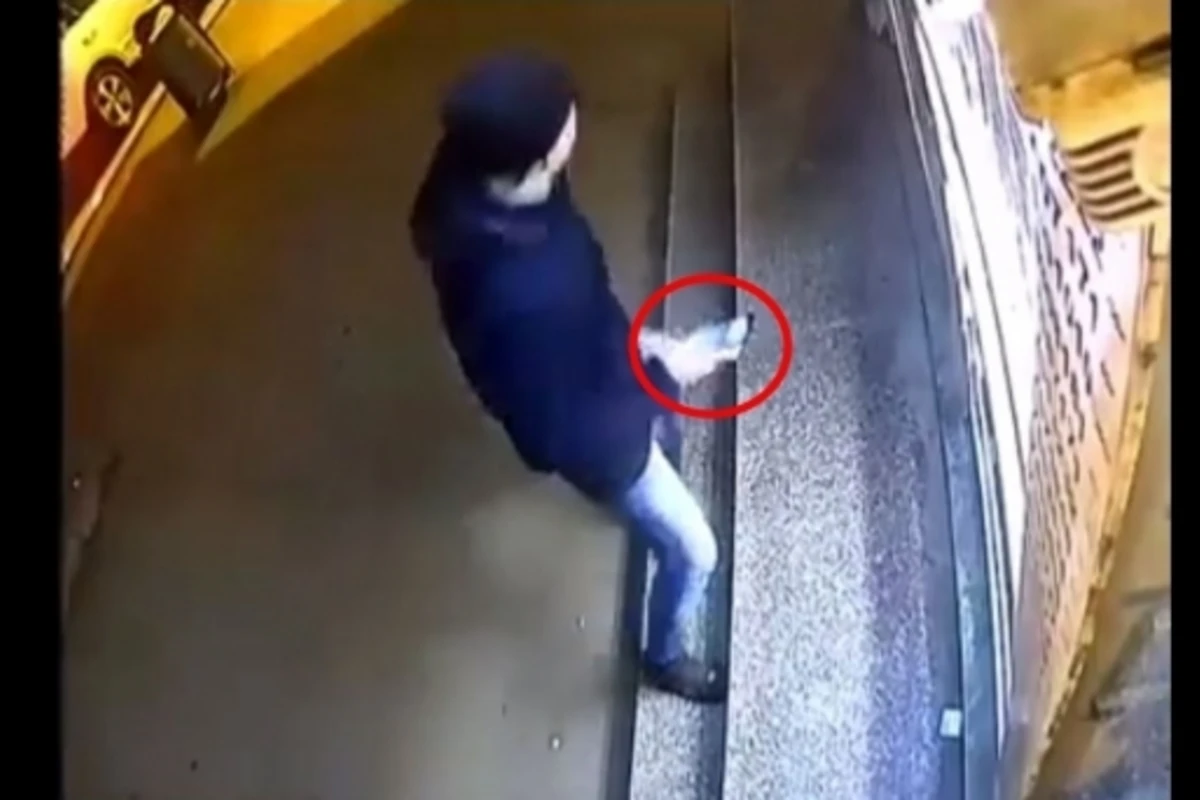 В Баку воришка мобильных телефонов попал на камеру наблюдения (видео)