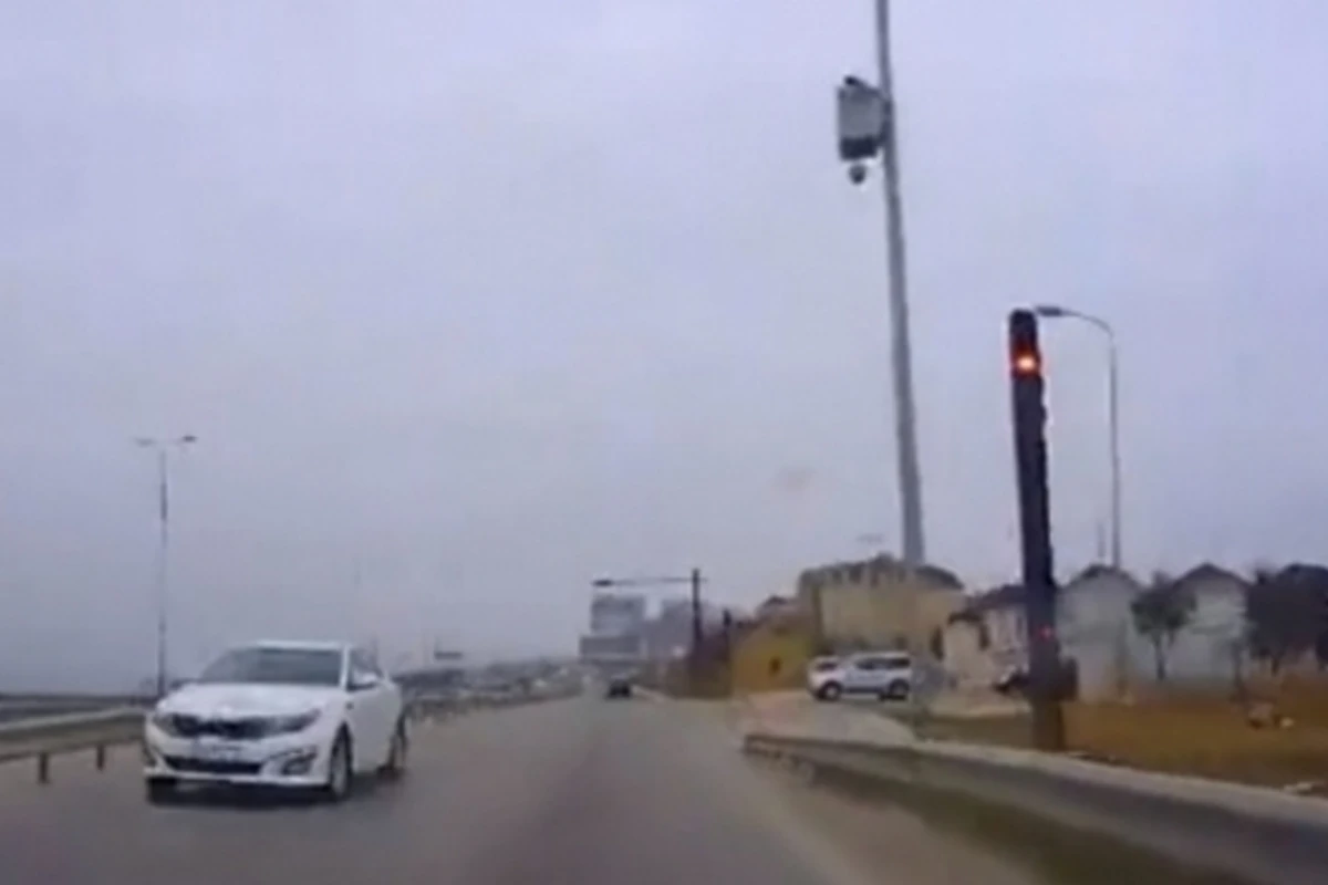 В Баку этот светофор может быть опасен для водителей (видео)