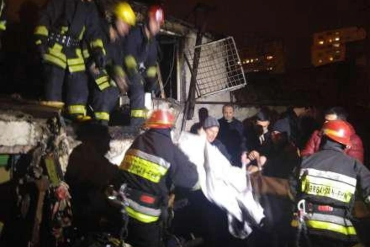 Пожар в центре Баку: 1 человек погиб, еще двое пострадали (фото)