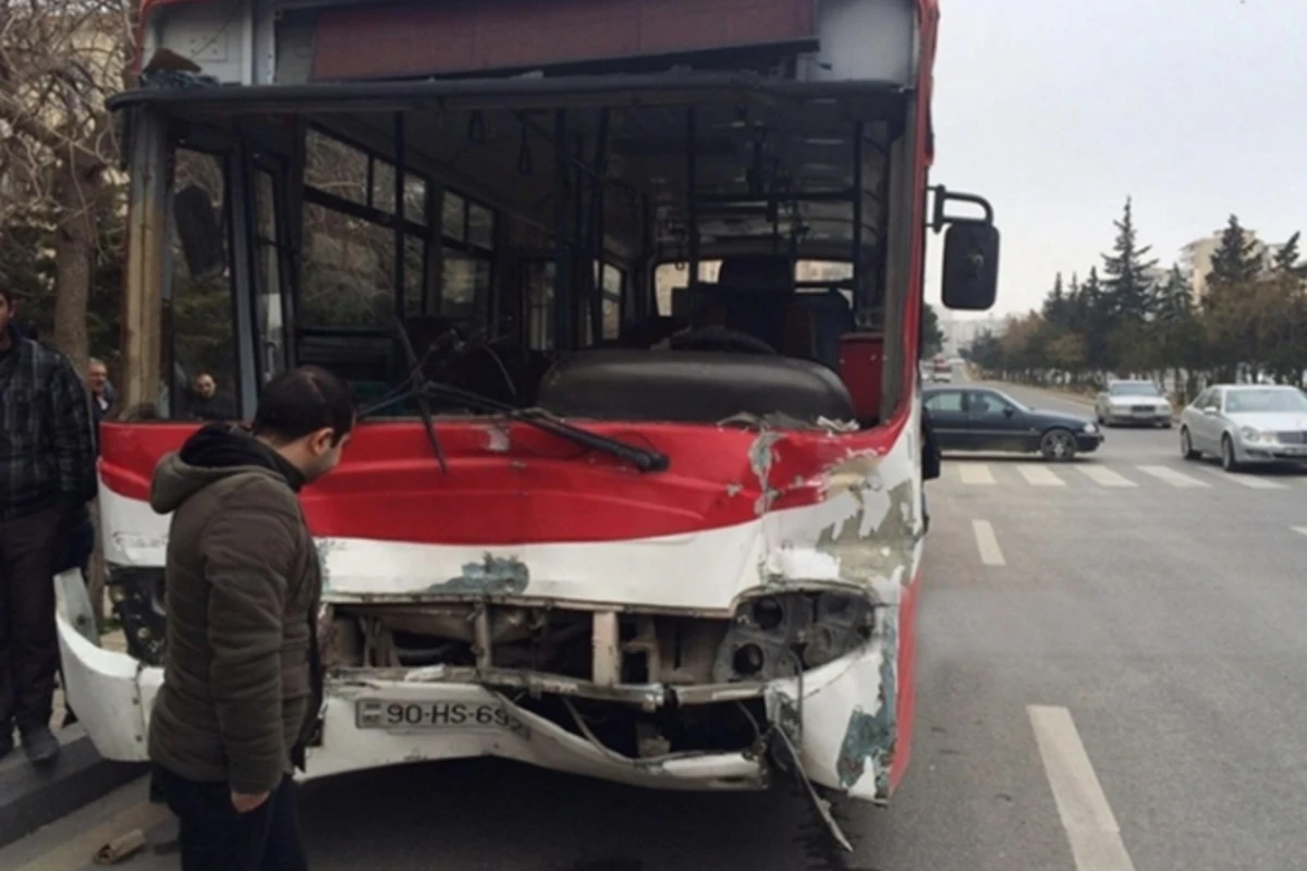 ДТП с участием автобуса в Баку: есть погибший и раненые
