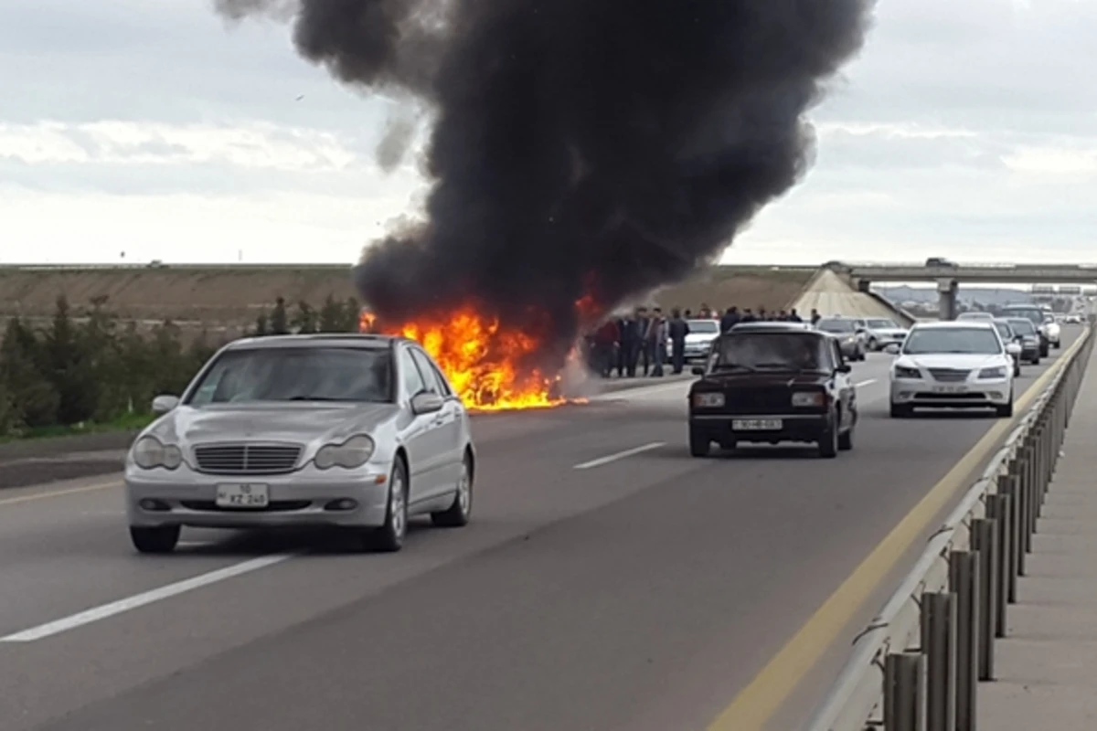 Azərbaycanda mikroavtobus yandı (FOTO)