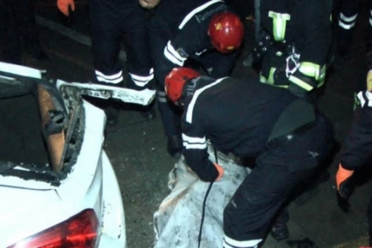 В Баку в результате ДТП сгорел автомобиль вместе с водителем