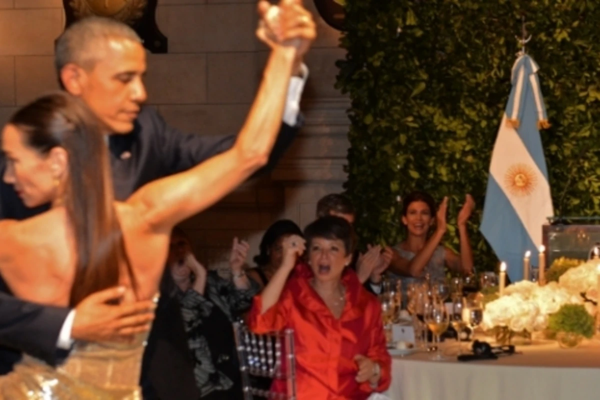 Obama tanqo oynadı (FOTO, VİDEO) Obama tanqo oynadı (FOTO, VİDEO)