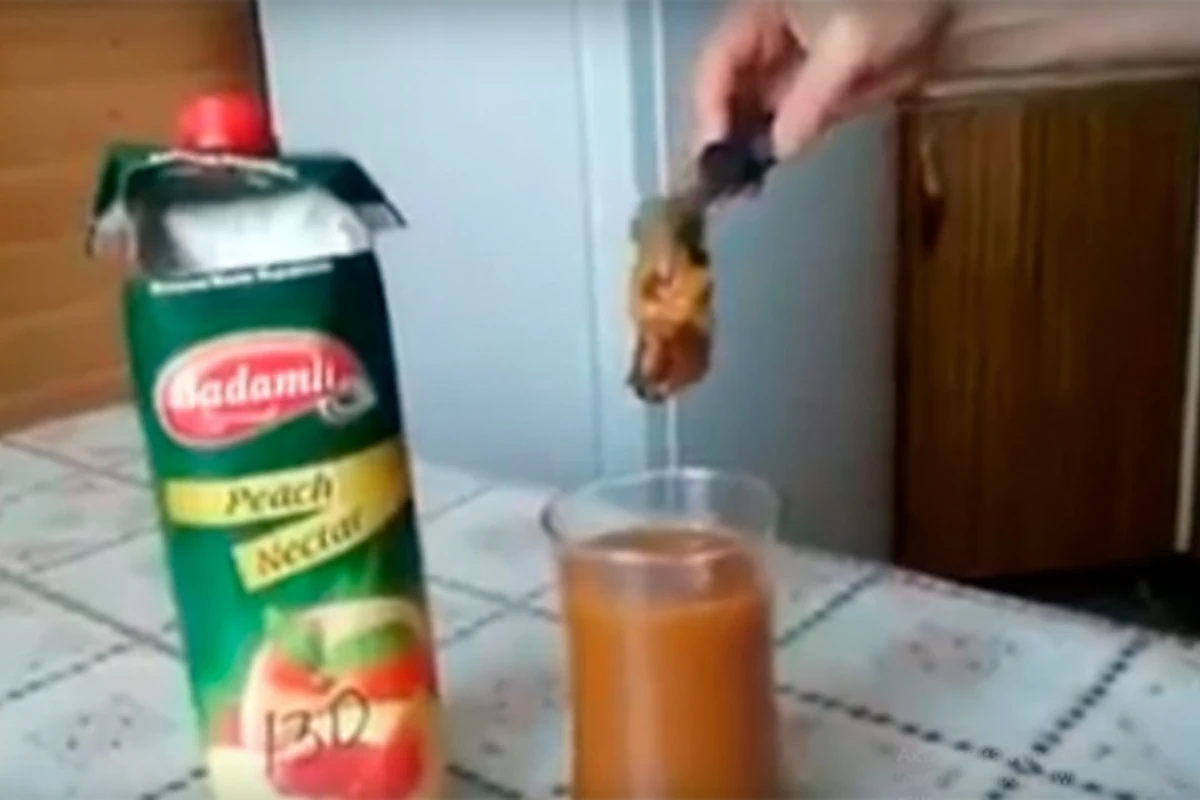В напитке “Badamlı” обнаружены черви (фото, видео)
