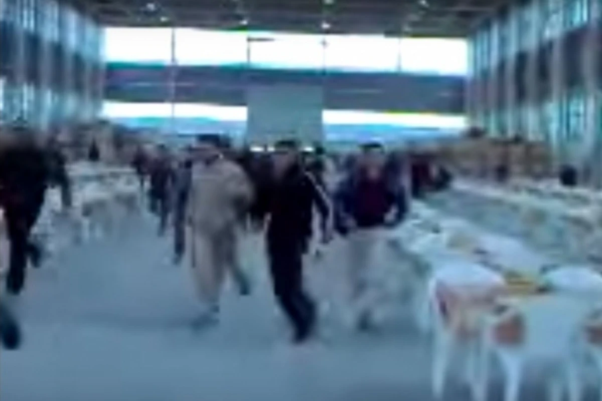 Позорная атака столовой голодными рабочими в Азербайджане (видео)