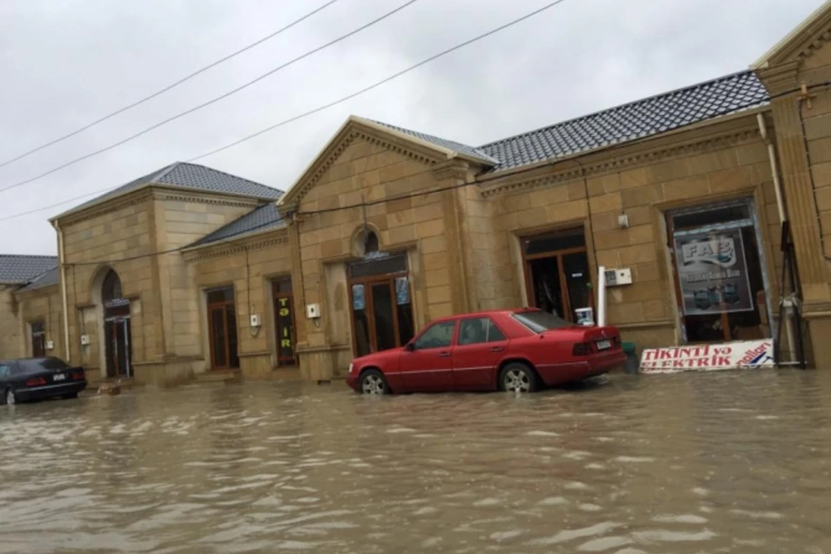 Bakıya yağan yağış yolları iflic etdi (FOTO) Bakıya yağan yağış yolları iflic etdi (FOTO)