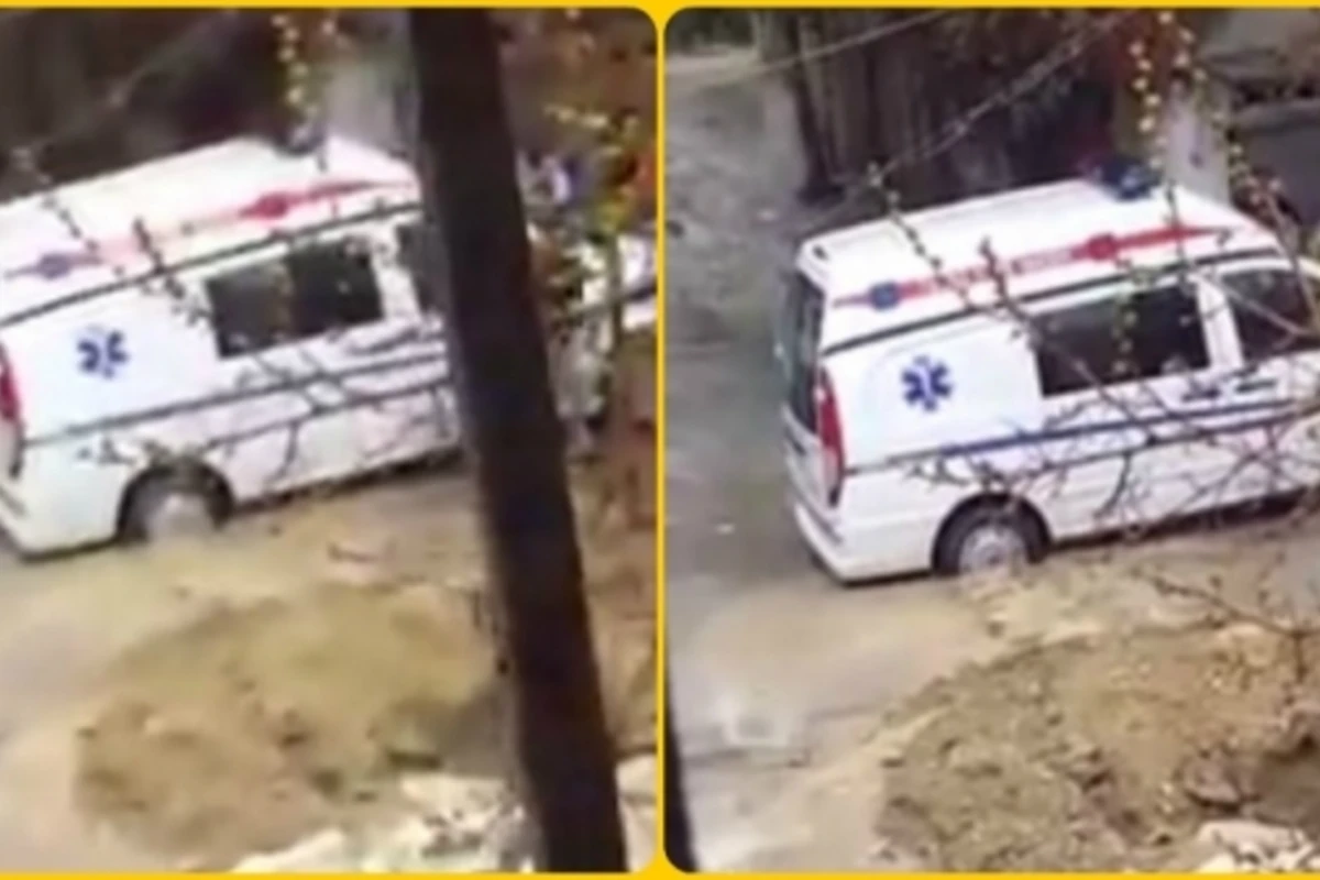В Баку машина скорой помощи застряла в воде (видео)