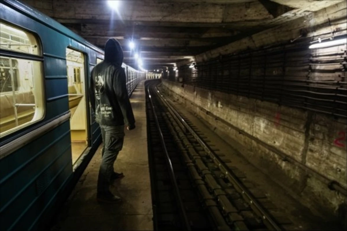 Почему художник из Белоруссии пытался проникнуть в шахту бакинского метро?