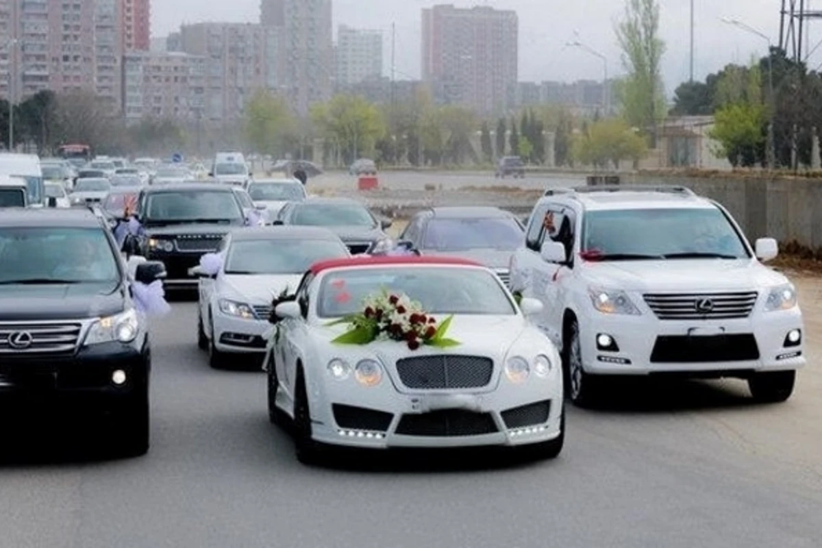 Шоу свадебных кортежей в Баку (видео)
