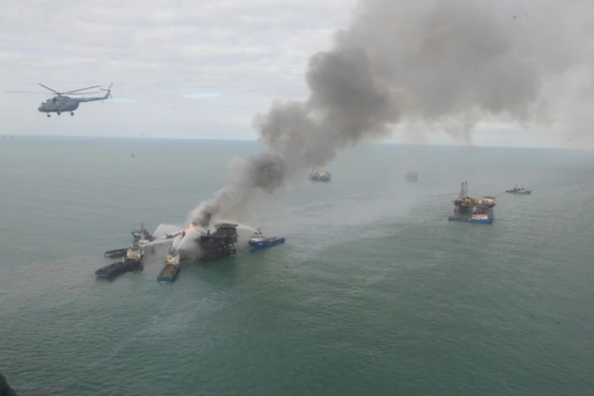 На побережье Каспийского моря обнаружено предполагаемое тело нефтяника