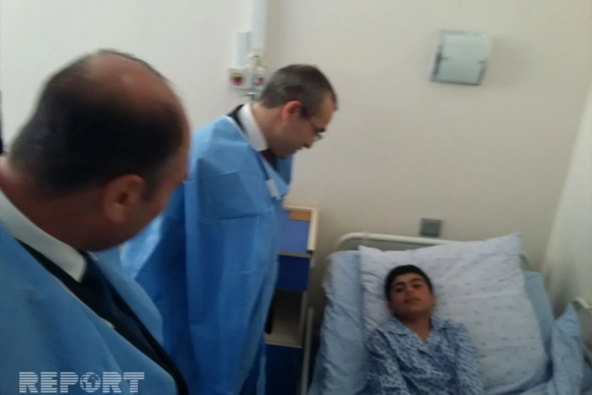Nazir ermənilərin yaraladığı məktəbliyə baş çəkdi (FOTO)