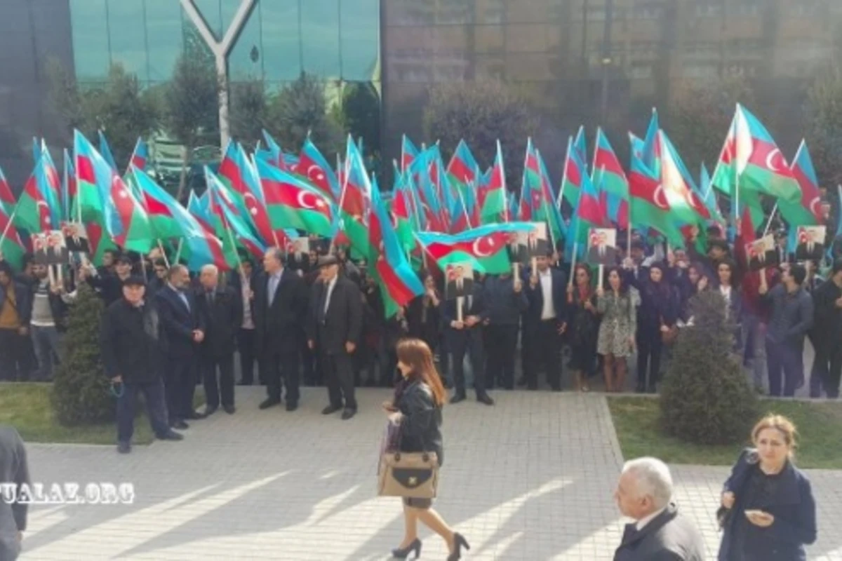 Сотни добровольцев в центре Баку рвутся на фронт (видео) Сотни добровольцев в центре Баку рвутся на фронт (видео)