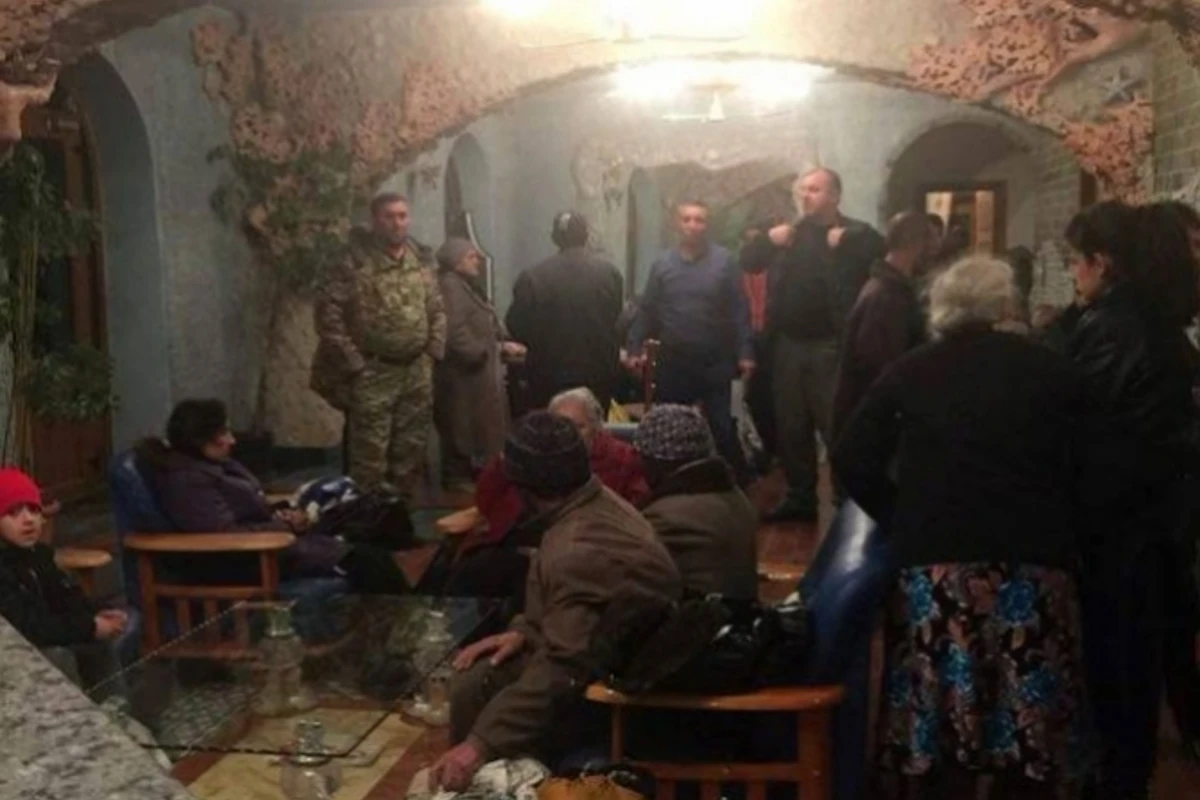 Армяне, покинувшие села в Карабахе, поселились в отеле миллиардера (фото) Армяне, покинувшие села в Карабахе, поселились в отеле миллиардера (фото)