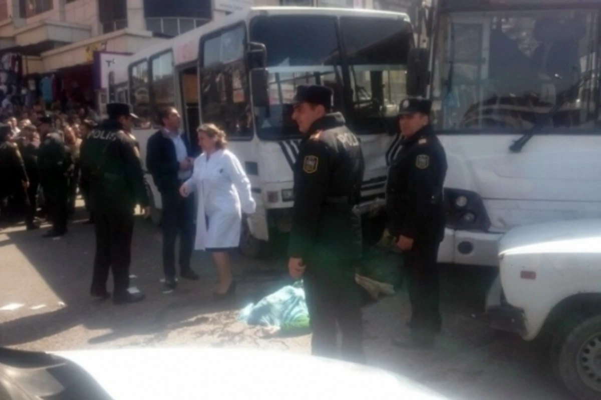 В Баку столкнулись автобусы: 9 пострадавших, 1 погибший (фото)