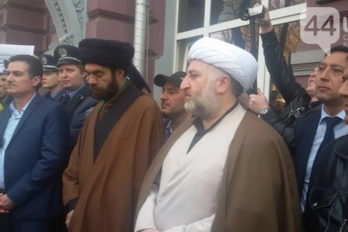 В Киеве пикетируют посольство Армении В Киеве пикетируют посольство Армении